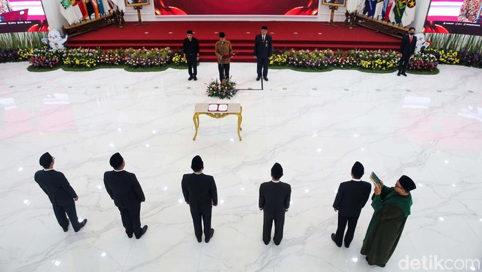 Momen Pelantikan Anggota KPUD Kota Padang Ketua KPU Hasyim Asyari melantik lima orang anggota KPUD Kota Padang di gedung KPU Pusat, Jakarta, Senin (13/5/2024). Kelima anggota terlantik tersebut dilantik berdasarkan Keputusan Komisi Pemilihan Umum Nomor 521 Tahun 2024 tentang Penetapan Calon Anggota Komisi Pemilihan Umum Kota Padang Terpilih Periode 2024-2029.