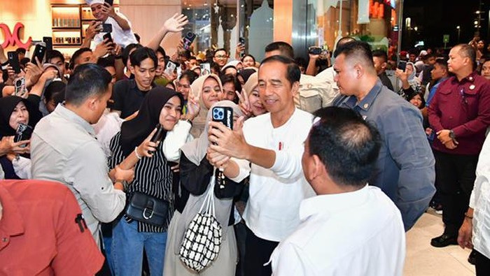 Antusiasme Warga Kendari Terekam dalam Selfie Ramai Bersama Jokowi Saat Kunjungi Pusat Perbelanjaan