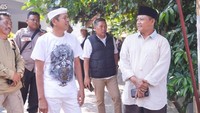 Ditanya soal bahasan politik, KDM mengungkapkan dalam politik tidak ada yang tidak mungkin. Namun yang pasti kemungkinan tersebut harus dijalani bersama dan tentunya mendapat restu. Menurutnya tak banyak bahasan soal politik dalam pertemuan tersebut. Justru KDM lebih banyak bertanya dan membahas soal jodoh pada Uu.