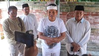 Sementara itu Uu mengatakan, kedatangannya tidak atas perintah partai melainkan komunikasi politik biasa antara dua sahabat lama. Sebab PPP mempersilakan dirinya untuk berkomunikasi dan bersilaturahmi dengan siapapun. Menurutnya untuk urusan Pilkada semua akan ditentukan oleh pusat. Sehingga kedatangannya saat ini tidak membahas hal tersebut dan sebatas silaturahmi biasa.