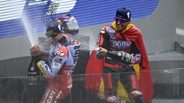 Second-placed Gresini Racing MotoGPs Spanish rider Marc Marquez (L) and winner Prima Pramac Racings Spanish rider Jorge Martin celebrate on the podium of the French MotoGP Grand Prix race at the Bugatti circuit in Le Mans, northwestern France, on May 12, 2024. (Photo by JULIEN DE ROSA / AFP)