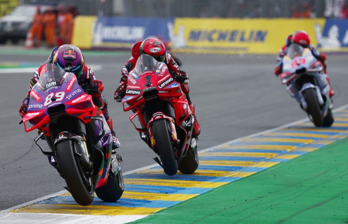 MotoGP - French Grand Prix - Bugatti Circuit, Le Mans, France - May 12, 2024 Prima Pramac Racings Jorge Martin in action as he leads the MotoGP race ahead of Ducati Lenovo Teams Francesco Bagnaia and Gresini Racing MotoGPs Marc Marquez REUTERS/Gonzalo Fuentes