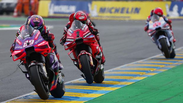 MotoGP - French Grand Prix - Bugatti Circuit, Le Mans, France - May 12, 2024 Prima Pramac Racing's Jorge Martin in action as he leads the MotoGP race ahead of Ducati Lenovo Team's Francesco Bagnaia and Gresini Racing MotoGP's Marc Marquez REUTERS/Gonzalo Fuentes