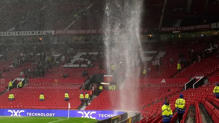Old Trafford bocor