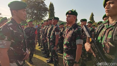 Pangdam IX/Udayana Mayjen TNI Bambang Trisnohadi saat inspeksi pasukan di Lapangan Niti Mandala Renon, Denpasar, Bali, Senin (13/5/2024). (Foto: Aryo Mahendro/detikBali)