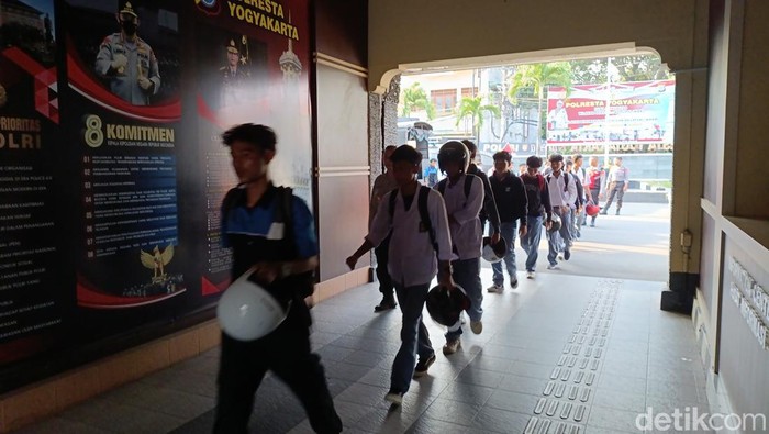 Para pelajar yang sempat diamankan ke Mapolresta Jogja karena diduga terlibat kericuhan konvoi kelulusan, Senin (13/5/2024).