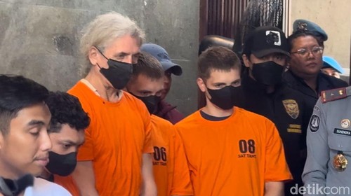 Para pelaku clandestine lab dihadirkan saat konferensi pers TKP, depan Villa Nomor 6 Sunny Village, Jalan Pemelisan Agung, Desa Tibubeneng, Kecamatan Kuta Utara, Kabupaten Badung, Bali, Senin (13/5/2024). (Agus Eka Purna Negara/detikBali)