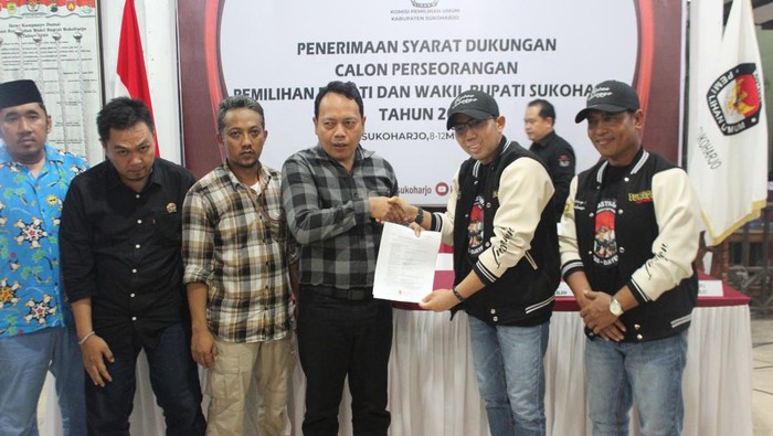Pasangan Tuntas Subagyo dan R Djayendra Dewa (jaket seragam) mendaftar bakal calon Bupati-Wakil Bupati Pilkada Sukoharjo 2024 jalur perseorangan atau independen. Foto diungggah Senin (13/5/2024).
