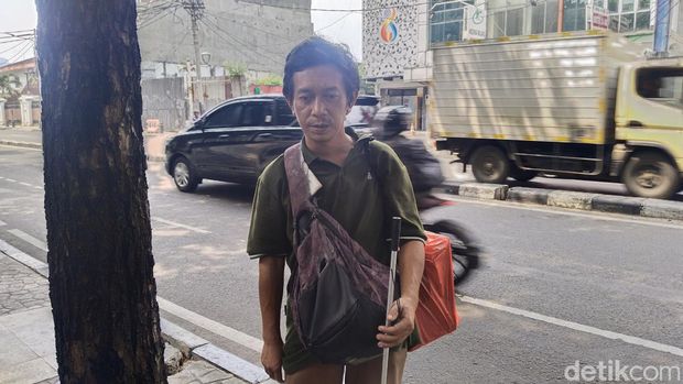 Pejalan kaki di trotoar Jalan Wijaya Jaksel