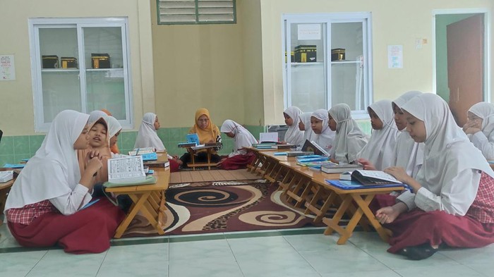 Pelajar SD belajar baca tulis Al-Quran