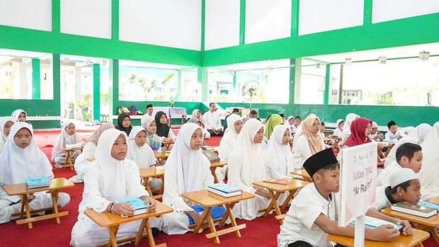 Pelajar SD belajar baca tulis Al-Qur'an