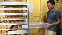 Harga gula kini naik menjadi Rp 17.500 hingga Rp 18.000 per kilogramnya, harga telur naik menjadi Rp 30.000 per kilogramnya. 