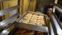 Pekerja menata roti di industri rumahan Cantika Bakery, di kawasan Sunter Jaya, Jakarta Utara, Minggu (12/5/2024). 