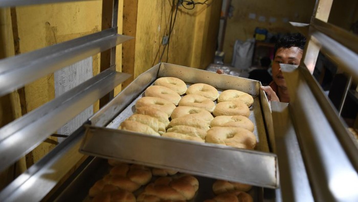 Pekerja menata roti di industri rumahan Cantika Bakery, di kawasan Sunter Jaya, Jakarta Utara, MInggu (12/5/2024).  Pelaku usaha mikro, kecil, dan menengah (UMKM) roti mengaku menekan keuntungan dari penjualan roti imbas naiknya harga bahan baku seperti gula yang kini menjadi Rp17.500 hingga Rp18.000 per kilogramnya, bahkan harga telur yang naik menjadi Rp30.000 per kilogramnya. ANTARA FOTO/M Risyal Hidayat/rwa.