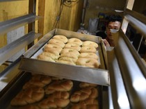 Harga Bahan Baku Naik, Pelaku UMKM Roti Tekan Keuntungan Penjualan