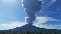 Pusat Vulkanologi dan Mitigasi Bencana Geologi (PVMBG) merekam aktivitas erupsi yang menghasilkan kolom abu setinggi lima kilometer dari puncak Gunung Ibu pada Rabu (13/5) pukul 09:12 WIT dengan intensitas tebal condong ke arah barat dengan amplitudo maksimum 28 mm dan durasi 5 menit 6 detik.   