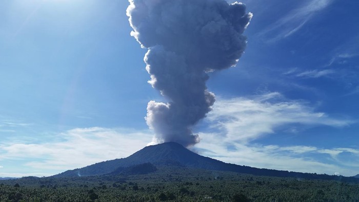 Gunung Ibu mengeluarkan abu vulkanik terlihat dari Desa Gam Ici Kabupaten Halmahera Barat, Maluku Utara, Senin (13/5/2024). Pusat Vulkanologi dan Mitigasi Bencana Geologi (PVMBG) merekam aktivitas erupsi yang menghasilkan kolom abu setinggi lima kilometer dari puncak Gunung Ibu pada Rabu (13/5) pukul 09:12 WIT dengan intensitas tebal condong ke arah barat dengan amplitudo maksimum 28 mm dan durasi 5 menit 6 detik.  ANTARA FOTO/Andri Saputra/rwa.