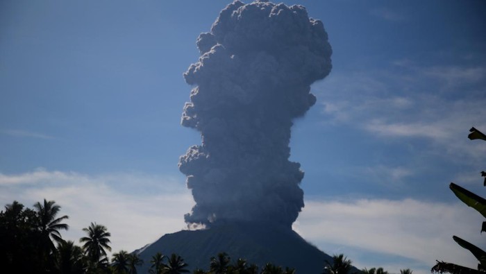 Gunung Ibu mengeluarkan abu vulkanik terlihat dari Desa Gam Ici Kabupaten Halmahera Barat, Maluku Utara, Senin (13/5/2024). Pusat Vulkanologi dan Mitigasi Bencana Geologi (PVMBG) merekam aktivitas erupsi yang menghasilkan kolom abu setinggi lima kilometer dari puncak Gunung Ibu pada Rabu (13/5) pukul 09:12 WIT dengan intensitas tebal condong ke arah barat dengan amplitudo maksimum 28 mm dan durasi 5 menit 6 detik.  ANTARA FOTO/Andri Saputra/rwa.
