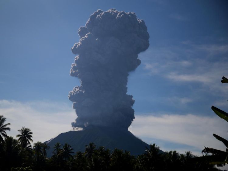 Penampakan Erupsi Gunung Ibu, Abu Vulkanik Membumbung Tinggi