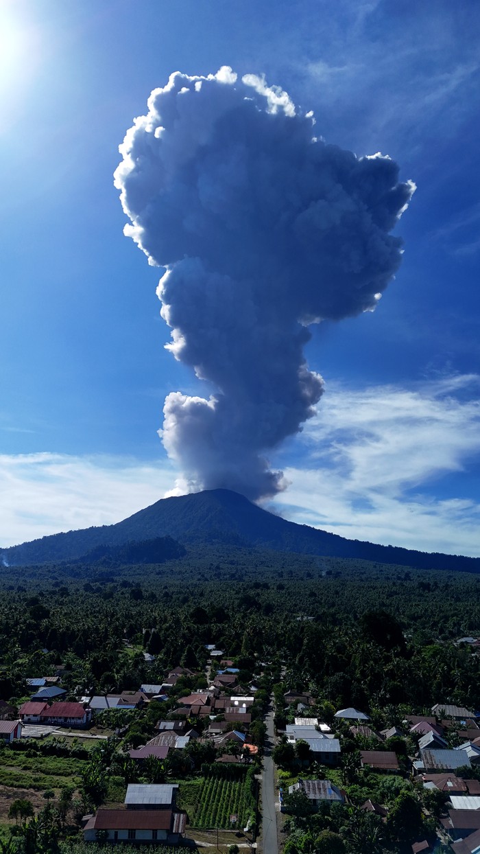 Gunung Ibu mengeluarkan abu vulkanik terlihat dari Desa Gam Ici Kabupaten Halmahera Barat, Maluku Utara, Senin (13/5/2024). Pusat Vulkanologi dan Mitigasi Bencana Geologi (PVMBG) merekam aktivitas erupsi yang menghasilkan kolom abu setinggi lima kilometer dari puncak Gunung Ibu pada Rabu (13/5) pukul 09:12 WIT dengan intensitas tebal condong ke arah barat dengan amplitudo maksimum 28 mm dan durasi 5 menit 6 detik.  ANTARA FOTO/Andri Saputra/rwa.