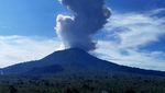 Penampakan Erupsi Gunung Ibu, Abu Vulkanik Membumbung Tinggi
