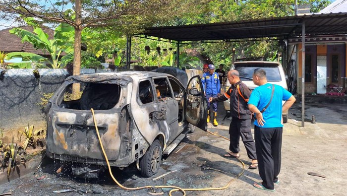 Penampakan mobil terbakar di bengkel Boyolali, Senin (13/5/2024).