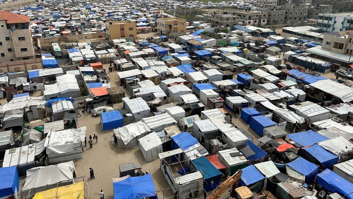 Penampakan Padatnya Tenda Pengungsi Palestina di Deir Al-Balah Displaced Palestinians, who fled their houses due to Israeli strikes, shelter at a tent camp, amid the ongoing conflict between Israel and the Palestinian Islamist group Hamas, in Deir Al-Balah in central Gaza Strip May 11, 2024. REUTERS/Doaa Rouqa