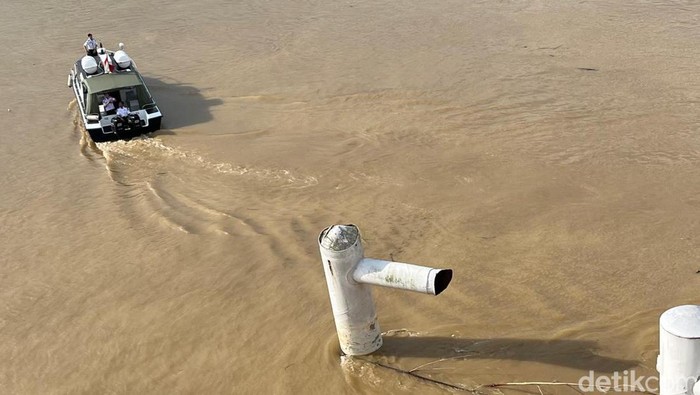 Penampakan tiang Jembatan Aurduri 1 yang roboh dan tenggelam ditabrak tongkang.