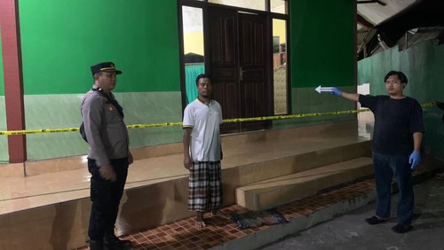 Police line dipasang di Masjid Jami Adabul Khair di Lingkungan Ujung Desa, Kelurahan Karangasem, Senin (13/5/2024). (Dok. Polres Karangasem)