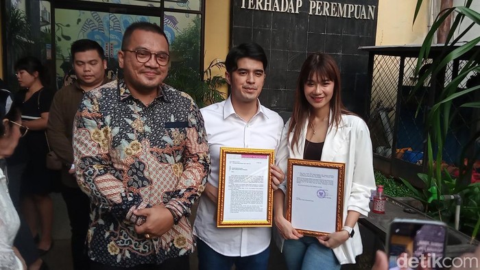 Pendeta Gideon Simanjuntak (kemeja putih) didampingi istri, Amanda Zevannya (kemeja putih) dan kuasa hukum ke Komnas Perempuan.