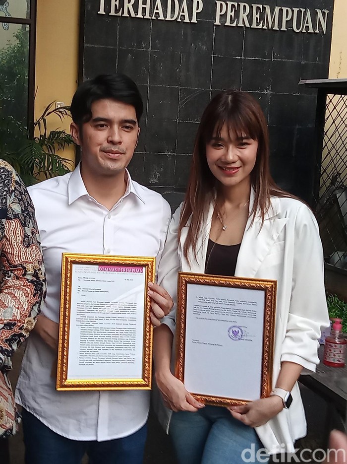 Pendeta Gideon Simanjuntak (kemeja putih) didampingi istri, Amanda Zevannya (kemeja putih) dan kuasa hukum ke Komnas Perempuan.