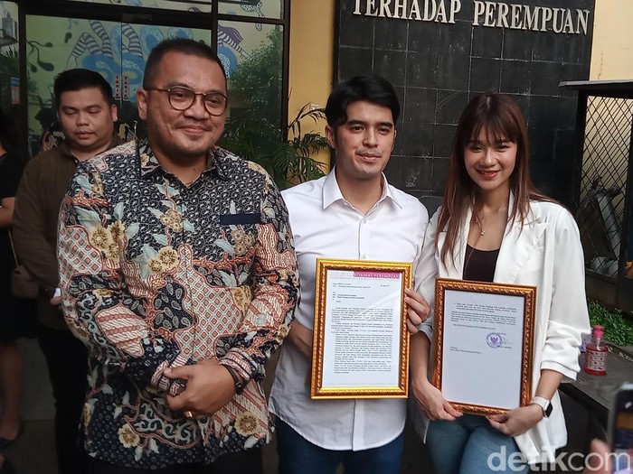 Pendeta Gideon Simanjuntak (kemeja putih) didampingi istri, Amanda Zevannya (kemeja putih) dan kuasa hukum ke Komnas Perempuan.