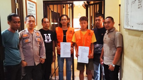 Dua tersangka (pakai rompi tahanan) penggelapan uang perusahaan jagung sebesar Rp 2,6 miliar.