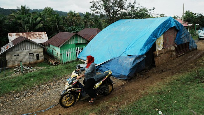 Sejumlah warga korban banjir luapan Sungai Lasolo mengungsi di tenda di Desa Puwanggudu, Kecamatan Asera, Konawe Utara, Sulawesi Tenggara, Minggu (12/5/2024). Badan Nasional Penanggulangan Bencana (BNPB) melaporkan sebanyak 3.121 warga terdampak banjir yang tersebar di tujuh kecamatan di Kabupaten Konawe Utara. ANTARA FOTO/Jojon/rwa.