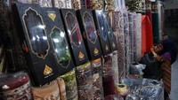 Pernak-pernik haji yang dijual mulai dari sajadah, karpet hingga serban.