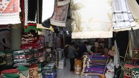 Memasuki musim haji, penjualan pernak-pernik meningkat hingga 20 persen dibandingkan hari-hari biasa.