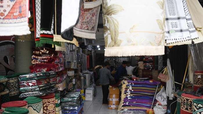 Calon pembeli memilih barang yang dijual di toko pernak-pernik dan oleh-oleh Haji Anissa Sajadah, Tanah Abang, Jakarta, Senin (13/5/2024). Menurut pedagang, memasuki musim haji penjualan pernak-pernik haji mulai meningkat hingga 20 persen dibandingkan hari-hari biasa. ANTARA FOTO/Akbar Nugroho Gumay/tom.