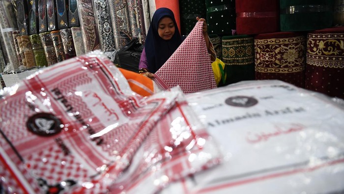 Penjualan pernak-pernik haji meningkat Calon pembeli memilih barang yang dijual di toko pernak-pernik dan oleh-oleh Haji Anissa Sajadah, Tanah Abang, Jakarta, Senin (13/5/2024). Menurut pedagang, memasuki musim haji penjualan pernak-pernik haji mulai meningkat hingga 20 persen dibandingkan hari-hari biasa. ANTARA FOTO/Akbar Nugroho Gumay/tom.