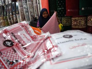Jelang Musim Haji, Toko Perlengkapan & Oleh-oleh Makin Ramai