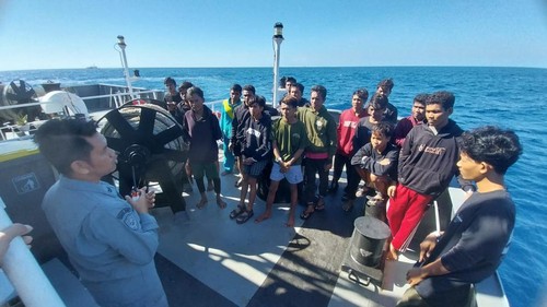 Petugas Bakamla memulangkan belasan nelayan yang ditangkap oleh Pemerintah Australia menggunakan KN Pulau Marore-322, Senin (13/5/2024). (Foto: Istimewa/Humas Bakamla)