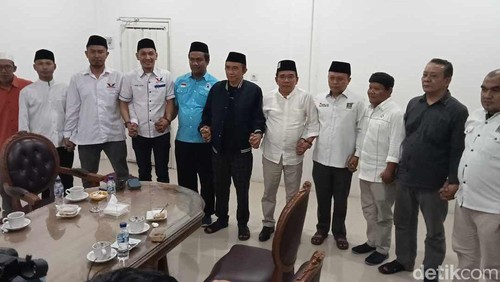 Deklarasi duet Syamsul Luthfi - Abdul Wahid untuk Pilbup Lombok Timur pada Senin (13/5/2024).
Foto: Helmy Akbar / detikBali