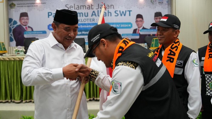 Pj Gubernur Sulsel Bahtiar Baharuddin saat melepas calon jemaah haji kloter pertama embarkasi Makassar.