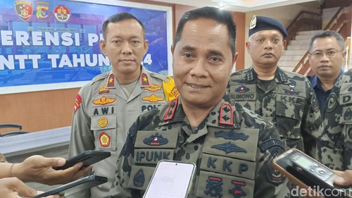 Plt Dirjen PSDKP KKP, Pung Nugroho Saksoni, saat jumpa pers di Mapolda NTT, Senin (13/5/2024). (Yufengki Bria/detikBali)