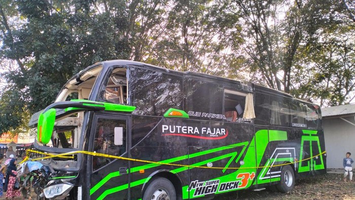 PO Trans Putera Fajar dimodifikasi menggunakan bodi SHD