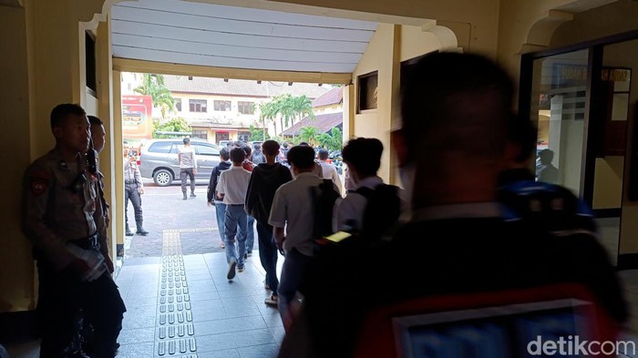 Polisi mengamankan sejumlah pelajar yang diduga terlibat kericuhan di kawasan Kota Jogja ke Mapolresta Jogja, Senin (13/5/2024).