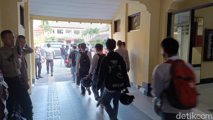 Polisi mengamankan sejumlah pelajar yang diduga terlibat kericuhan di kawasan Kota Jogja ke Mapolresta Jogja, Senin (13/5/2024).