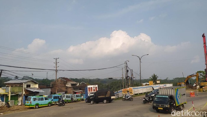 Potret lalu lintas di simpang Canguk Magelang, Senin (13/5/2024)