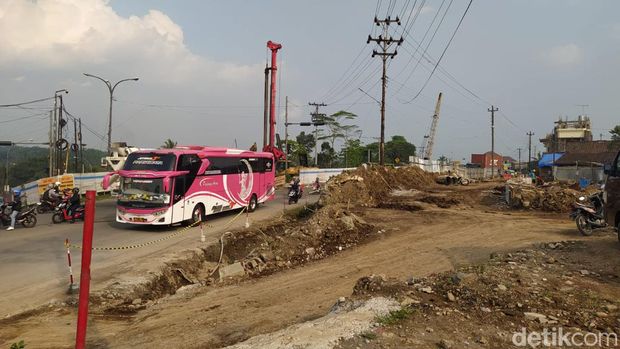 Potret lalu lintas di simpang Canguk Magelang, Senin (13/5/2024)