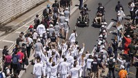 Akan ada 11.000 pembawa obor yang membawa api ke tujuan akhirnya di Paris, artinya obor yang sama akan dibawa oleh hampir 10 orang berbeda. AP/Laurent Cipriani