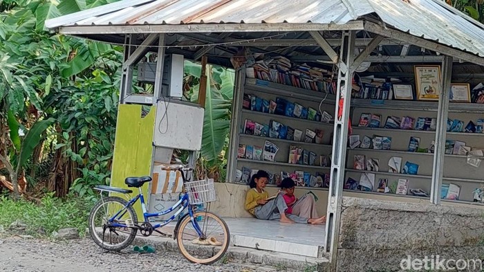 Potret saung disulap menjadi perpustakaan sederhana di Desa Pilangsari, Kecamatan Jatibarang, Kabupaten Indramayu